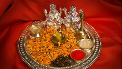 ઘંટડી પર મૂર્તિની હાજરી માત્ર એક પરંપરા નથી, પરંતુ આધ્યાત્મિક, ધાર્મિક અને વૈજ્ઞાનિક દૃષ્ટિકોણથી પણ મહત્વપૂર્ણ છે. તે મંદિરની ઉર્જાને સંતુલિત કરવામાં, ભક્તોને સકારાત્મકતા પ્રદાન કરવામાં અને પર્યાવરણને શુદ્ધ રાખવામાં મદદ કરે છે. ( Credits: Getty Images )