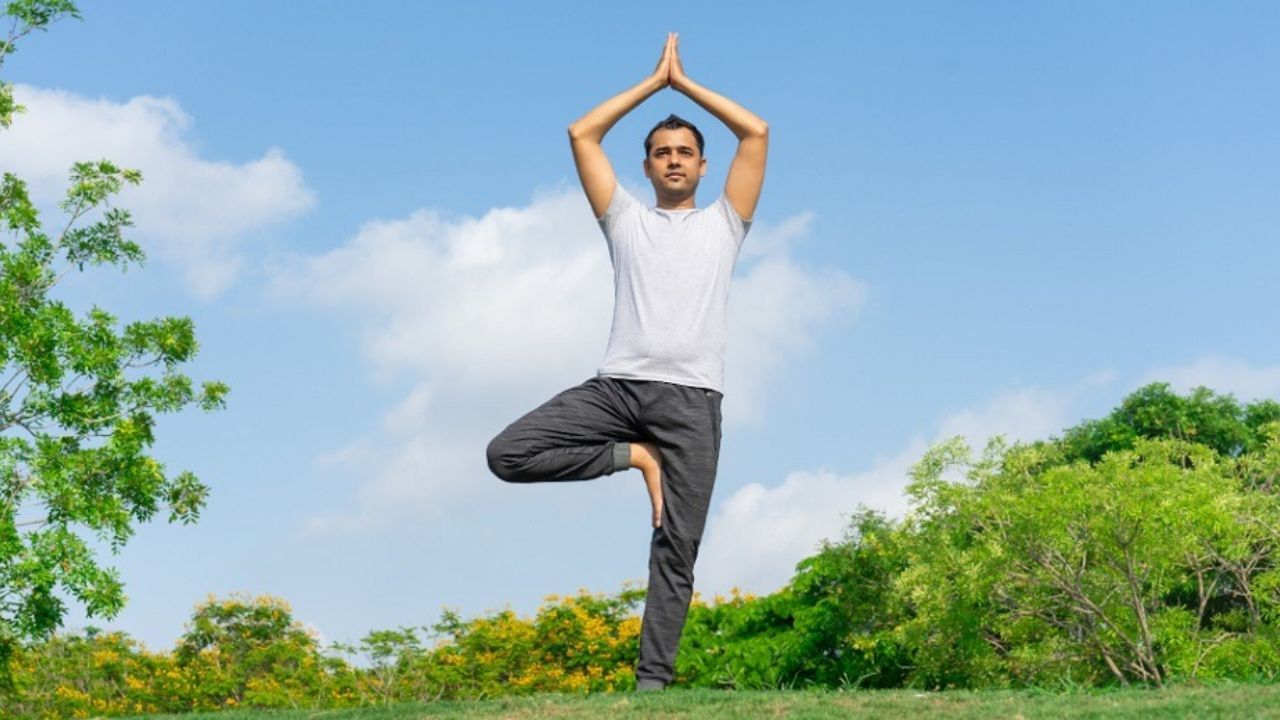 વૃક્ષાસન: આ યોગ કરવાથી પગ મજબૂત બને છે અને ધ્યાન અને સ્થિરતા પણ વધે છે. (All Photo Credit: Pexels) (Disclaimer: અહીં આપવામાં આવેલી માહિતી ફક્ત જાણકારી માટે જ છે. યોગ કરવા માટે પહેલા શરીર ફ્લેક્સિબલ હોવું જરુરી છે તેમજ કોઈ નિષ્ણાંતની સલાહ લઈને યોગ કરી શકાય.)
