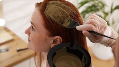 વાળને રંગવા માટે મહેંદી લાંબા સમયથી પ્રિય કુદરતી રંગ છે. સદીઓથી ઉપયોગમાં લેવાતો આ રંગ વાળને ઘેરો લાલ-ભુરો રંગ આપવાની સાથે સાથે વાળને કુદરતી રીતે રેશમી પણ રાખે છે. કૃત્રિમ રંગોથી વિપરીત, મેંદીને ઘણીવાર સલામત અને રસાયણ મુક્ત વિકલ્પ માનવામાં આવે છે. જો કે, વાળને રંગવા માટે વારંવાર મહેંદીનો ઉપયોગ કરવાથી પ્રતિકૂળ અસરો થઈ શકે છે જેને ઘણીવાર અવગણવામાં આવે છે. તે કુદરતી છે પરંતુ તેનો વધુ પડતો ઉપયોગ વાળ માટે સારો માનવામાં આવતો નથી. તો ચાલો જાણીએ વારંવાર મહેંદી લગાવવાની કેટલીક આડ અસરો.