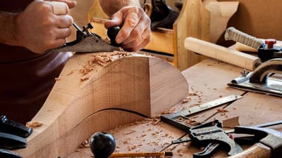 ભારતમાં મોટા પ્રમાણમાં આવેલી સુથાર અટકના ઈતિહાસ વિશે જાણીશું. સુથાર અટકનો ઇતિહાસ ભારતની પરંપરાગત જાતિ વ્યવસ્થા અને કારીગર પરંપરાઓ સાથે જોડાયેલો છે.