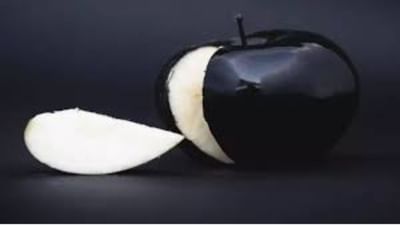 સફરજન સ્વાસ્થ્ય માટે ખૂબ જ સારું ફળ માનવામાં આવે છે. ડોક્ટરો તેને ખાવાની ભલામણ કરે છે. આ ફળ દરેક રોગમાં ફાયદાકારક માનવામાં આવે છે. આના પર એક કહેવત પણ પ્રચલિત થઈ - રોજ એક સફરજન ખાવાથી ડૉક્ટર દૂર રહે છે. દુનિયાભરમાં સફરજનની 7500 થી વધુ જાતો જોવા મળે છે. તેમાં એક સફરજન છે જે ભારતના પડોશમાં ઉગે છે અને સૌથી વધુ કિંમતે વેચાય છે; તે રૂ 6000 - રૂ 8000 પ્રતિ કિલોના ભાવે વેચાય છે. એક પીસની કિંમત 1500 રૂપિયા સુધીની છે.તેની એવી કઈ ખાસિયત છે જેના કારણે તે આટલું મોંઘુ બન્યું છે? તેનો રંગ પણ લાલ નથી.