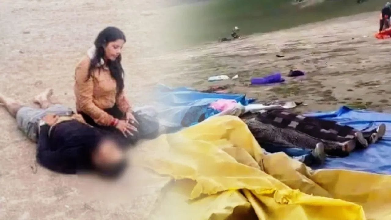 કાશ્મીરના પહેલગામમાં થયેલા આતંકવાદી હુમલામાં 26 લોકોના મોતની આશંકા છે. 2019 માં પુલવામા હુમલા પછી કાશ્મીર વેલીમાં આ સૌથી મોટો હુમલો છે. આતંકવાદી હુમલા પછી હૃદયદ્રાવક વીડિયો અને તસવીરો બહાર આવી રહ્યા છે. આમાં, વિખરાયેલી ખુરશીઓ, લોહીથી લથપથ લોકો અને જમીન પર બેભાન પડેલા લોકો જોઈ શકાય છે. એવું કહેવામાં આવી રહ્યું છે કે જ્યારે આતંકવાદીઓએ બૈસરન પર હુમલો કર્યો ત્યારે લોકો ડરના કારણે તંબુઓની અંદર છુપાઈ ગયા હતા. આ સમય દરમિયાન, આતંકવાદીઓએ 54 વર્ષીય સંતોષ જગદાલેને તંબુમાંથી બહાર આવવા કહ્યું. તેણે તેને ઇસ્લામીક કલમા વાચવા કહ્યું. જ્યારે તે કલમાનું પઠન કરી શક્યો નહીં, ત્યારે આતંકવાદીઓએ તેને ગોળીઓ મારી મારી નાખ્યો. એક ગોળી માથામાં, પછી કાનની પાછળ અને એક પાછળના ભાગમાં વાગી.