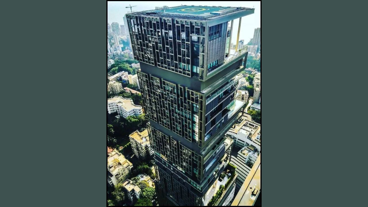 અંબાણીના આ ઘરમાં મહેમાનો ઇચ્છે તો પણ ઘરનું તાપમાન ઘટાડી કે વધારી શકતા નથી. બીજું કે, એન્ટિલિયાની અંદર એક બરફનો રૂમ પણ છે, જ્યાં ખરેખરમાં બરફ પડે છે. દિવાલ પર લગાવેલા ખાસ ડિવાઇસથી આખા રૂમમાં બરફના ટુકડા છાંટવામાં આવે છે.