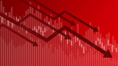 ભારતીય શેરબજારમાં રિકવરીનાં સંકેત દેખાઈ રહ્યાં નથી. ટૂંકા ઉછાળા બાદ આજે બજાર ફરી તૂટ્યું હતું. BSE સેન્સેક્સ 1390.41 પોઈન્ટ ઘટીને 76,024.51 પર બંધ રહ્યો હતો. એ જ રીતે NSE નિફ્ટી પણ 353.65 પોઈન્ટ ઘટીને 23,165.70 પોઈન્ટ પર બંધ રહ્યો હતો. બજારમાં આજે ચોતરફ વેચવાલી જોવા મળી હતી. બજારમાં ભારે ઘટાડાથી આજે રોકાણકારોને લાખો કરોડ રૂપિયાનું નુકસાન થયું હતું. હકીકતમાં, જ્યારે 28 માર્ચે બજાર બંધ થયું ત્યારે BSE પર લિસ્ટેડ કંપનીઓનું માર્કેટ કેપ 4,12,87,646 કરોડ રૂપિયા હતું. આજના વેચાણમાં માર્કેટ કેપ ઘટીને રૂ. 4,09,64,821.65 લાખ કરોડ થયું હતું. આ રીતે રોકાણકારોએ આજે ​​3.49 લાખ કરોડ રૂપિયા ગુમાવ્યા છે. હવે સવાલ એ થાય છે કે માર્કેટમાં આટલો મોટો ઘટાડો શા માટે થયો? ચાલો જાણીએ બજાર ઘટવાના કારણો.