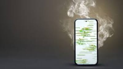 રોજે રોજ ગરમીનો પારો વધી રહ્યો છે. આવામાં જે તાપમાન આપણને અસર કરે છે, એ એટલું જ ઇલેક્ટ્રોનિક ચીજોને પણ નુકસાન પહોંચાડી શકે છે. ખાસ કરીને સ્માર્ટફોન ગરમીનાં દિવસોમાં ખૂબ જલદી હીટ થવા લાગે છે. પરિણામે ફોન હેંગ થાય છે, બેટરી ઝડપથી ડાઉન થાય છે કે પછી પોતે જ બંધ થઈ જાય છે. પરંતુ જો તમે ઇચ્છો છો કે ગરમીમાં પણ તમારું ફોન સારું કામ કરે અને ખરાબ ન થાય, તો નીચે આપેલા સરળ ટીપ્સ ફોલો કરો: