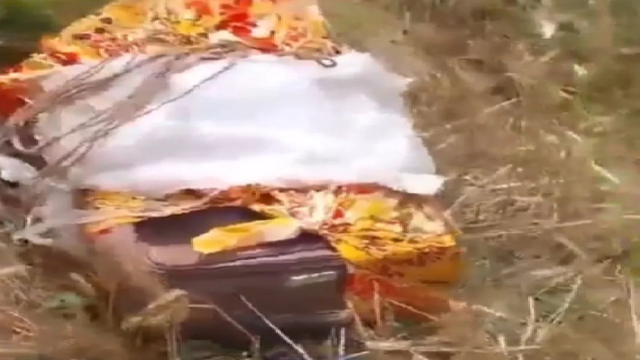 જિલ્લાના તારકુલવા પોલીસ સ્ટેશન વિસ્તારમાં એક અજાણ્યા યુવકનો મૃતદેહ ટ્રોલી બેગમાંથી મળી આવ્યો હતો. જ્યારે પોલીસે આ મામલાની તપાસ શરૂ કરી, ત્યારે મૃતદેહની ઓળખ મેઇલ પોલીસ સ્ટેશન વિસ્તારના રહેવાસી નૌશાદ અહેમદ તરીકે થઈ. જેમ જેમ તપાસ આગળ વધતી ગઈ, તેમ તેમ પોલીસ પણ ખુલાસાથી દંગ રહી ગઈ. આ હત્યા બીજા કોઈએ નહીં પણ મૃતકની પત્નીએ તેના પ્રેમી સાથે મળીને કરી હતી. હત્યાનું કારણ પતિ પ્રેમમાં અડચણરૂપ બન્યો હોવાનું બહાર આવ્યું છે. હાલમાં પોલીસે આરોપી પત્નીની ધરપકડ કરી છે જ્યારે પ્રેમી ફરાર છે. હત્યામાં વપરાયેલું હથિયાર પણ મળી આવ્યું છે.