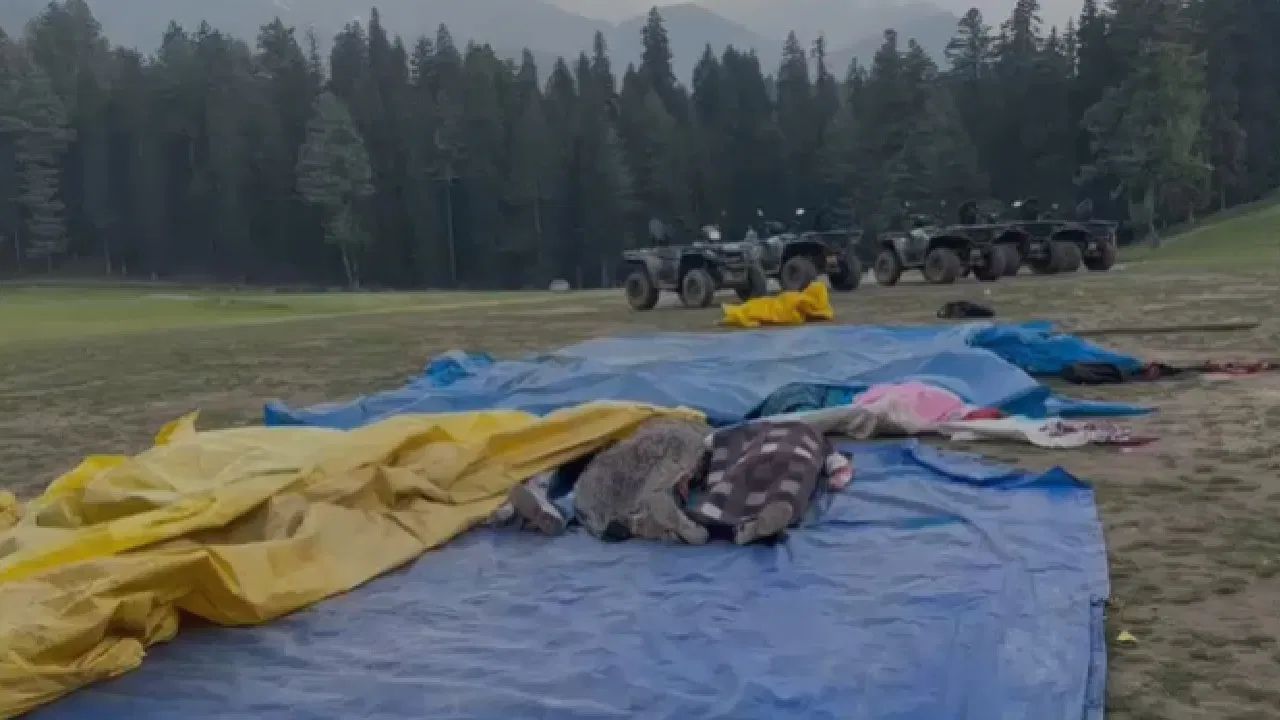 સંતોષની પુત્રી આશાવરીએ જણાવ્યું કે જ્યારે પિતા જમીન પર પડ્યા ત્યારે આતંકવાદીઓએ કાકા પર હુમલો કર્યો. પીઠ પર ઘણી ગોળીઓ ચલાવવામાં આવી હતી. અમારામાંથી પાંચ લોકો કાશ્મીર ગયા હતા. મમ્મી-પપ્પા પણ ત્યાં હતા. સ્થાનિક લોકો અને સુરક્ષા દળો દ્વારા માતા અને એક સંબંધીને પહેલગામ લઈ જવામાં આવ્યા છે.