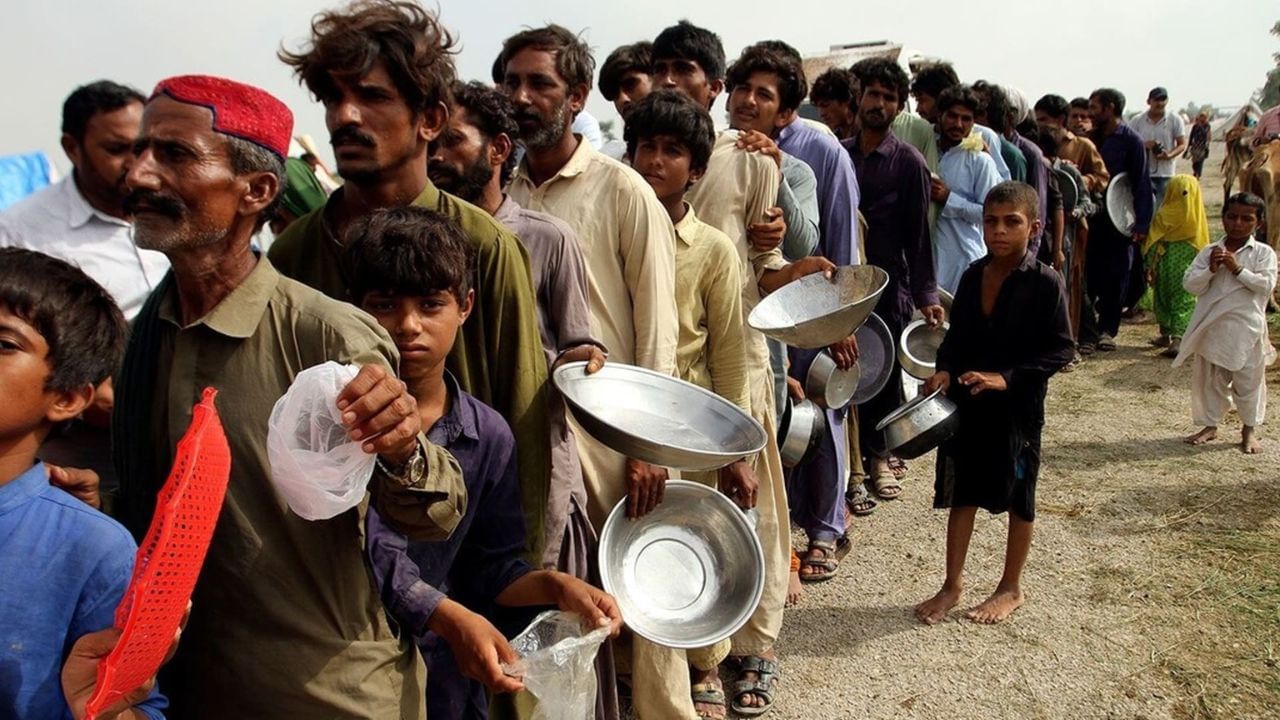 22 એપ્રિલે પહેલગામમાં થયેલા આતંકવાદી હુમલા બાદ ભારતે આ કડક વલણ અપનાવ્યું છે, જેમાં 26 લોકોએ જીવ ગુમાવ્યા હતા. ભારતની ટોચની રાષ્ટ્રીય સુરક્ષા સંસ્થા, સુરક્ષા પરની કેબિનેટ સમિતિ (CCS) એ હુમલામાં જાહેર થયેલા "સીમાપાર સંબંધો" પર નિરાશા વ્યક્ત કરી. તમને જણાવી દઈએ કે બંને દેશો વચ્ચે યુદ્ધ, આર્થિક સંકટ અને પ્રતિકૂળ રાજદ્વારી હોવા છતાં સિંધુ જળ સંધિ યથાવત્ રહી, પરંતુ આ પહેલી વાર છે જ્યારે ભારત દ્વારા તેને અટકાવી દેવામાં આવ્યો છે.