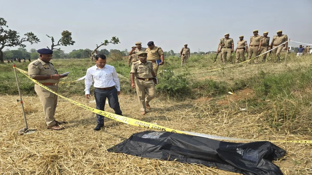 નૌશાદ અહેમદનો મૃતદેહ ઘઉંના ખેતરમાં ટ્રોલી બેગની અંદર મળી આવ્યો હતો. પોલીસે સુટકેસ પરના ટેગ પરથી મૃતકના પિતાની ઓળખ કરી, ત્યારબાદ આખો મામલો સામે આવ્યો. મૃતકની પત્નીએ નૌશાદની હત્યા માટે તેના જ પ્રેમીને કોન્ટ્રાક્ટ આપ્યો હતો. બંનેએ સાથે મળીને નૌશાદની હત્યા કરી અને પછી લાશને તેની જ ટ્રોલી બેગમાં ભરીને તેનો નિકાલ કર્યો.