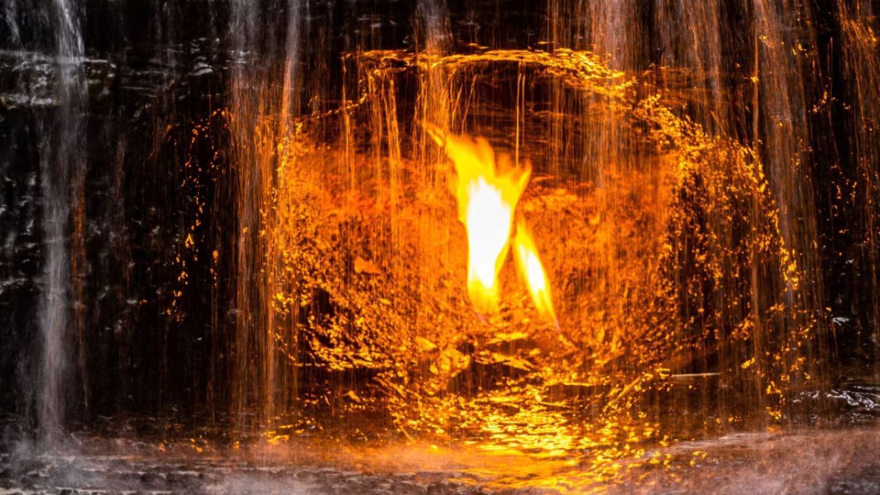 ફાયરફોલ – ન્યૂ યોર્ક:સામાન્ય રીતે પાણી અને આગ સાથે રહી શકે નહીં, પણ ન્યૂ યોર્કના ચેસ્ટનટ રિજ પાર્કમાં આવેલા એક વોટરફોલ પાછળ સતત આગ સળગતી જોવા મળે છે. માનવામાં આવે છે કે ત્યાંથી મિથેન ગેસ નીકળે છે અને તે સળગે છે. પરંતુ આ ગેસ ક્યાંથી આવે છે અને કેટલીવાર સુધી આગ સળગે છે તે હજુ સુધી એક રહસ્ય છે.