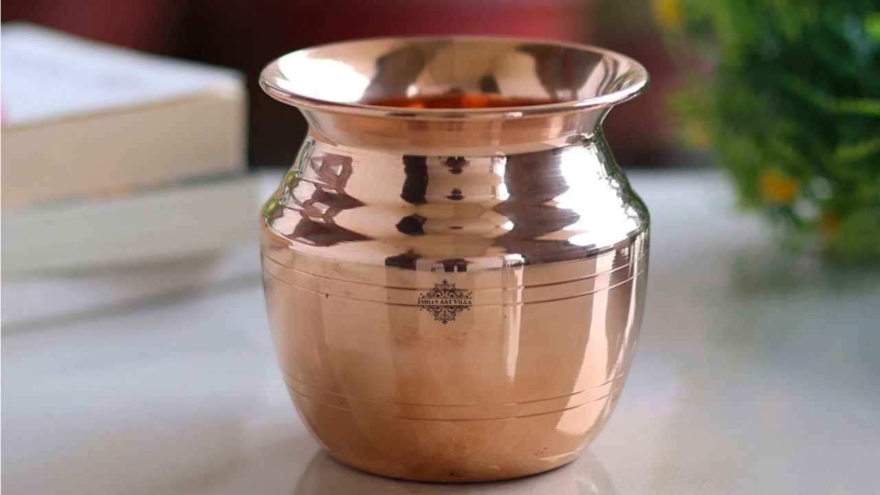 તાંબાના કળશ: તાંબાના કળશમાં પાણી ભરીને તેમાં કેટલાક સિક્કા નાખીને પાયામાં મૂકવું શુભ માનવામાં આવે છે. તાંબુ એક શુદ્ધ ધાતુ છે અને કળશ બ્રહ્માંડિક ઊર્જાનું પ્રતીક છે. તે ઘરમાં સકારાત્મક ઉર્જા અને સમૃદ્ધિ લાવે છે.