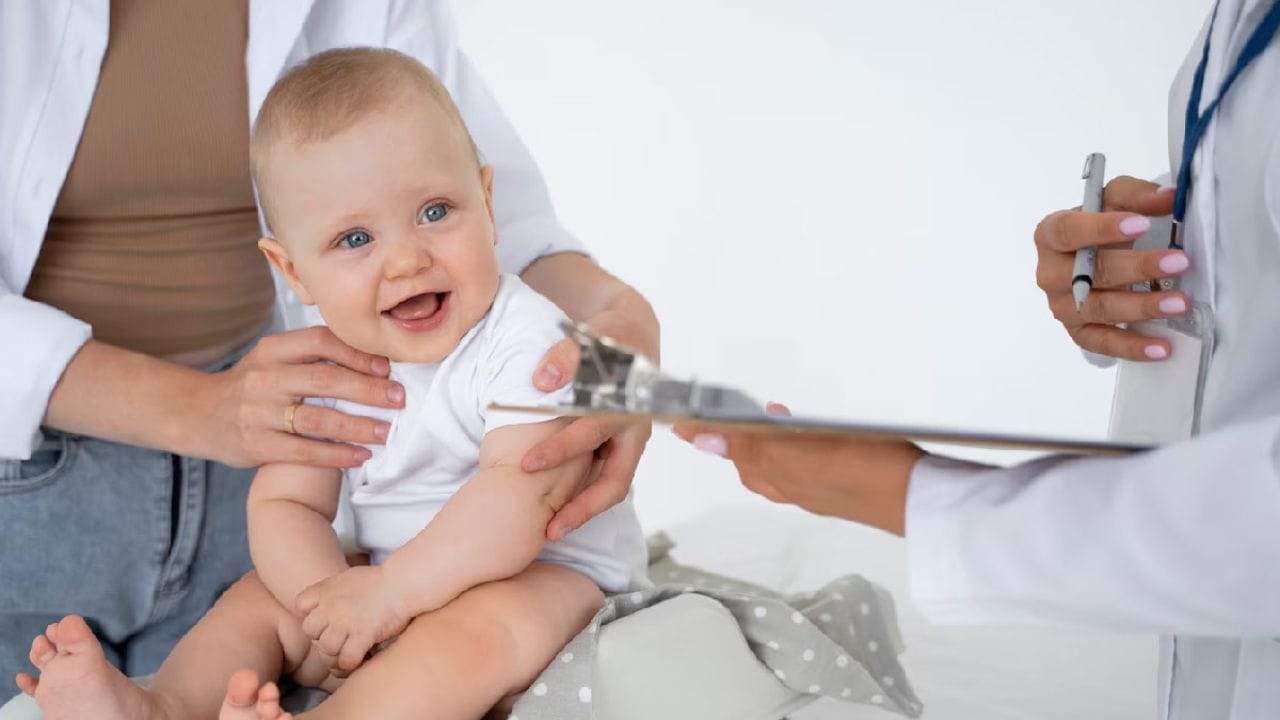 પીડારહિત રસીના ફાયદા શું છે? પીડા ઘટાડવી, બાળકો માટે વધુ સારું, જેમને રસીકરણનો ડર છે તેઓ તે મેળવી શકે છે, બધી જરૂરી રસીઓ આપવામાં આવે છે.દિલ્હીની જીટીબી હોસ્પિટલના રસીકરણ અધિકારી ડૉ. વિનય રાજ કહે છે કે પીડારહિત રસી નાના બાળકો માટે વધુ ફાયદાકારક છે, જોકે તે દરેક જગ્યાએ ઉપલબ્ધ નથી. કેટલાક લોકોને એવું પણ લાગે છે કે પીડારહિત રસી ઓછી અસરકારક છે. જોકે, આ બિલકુલ એવું નથી; બધી રસીઓ સમાન છે.