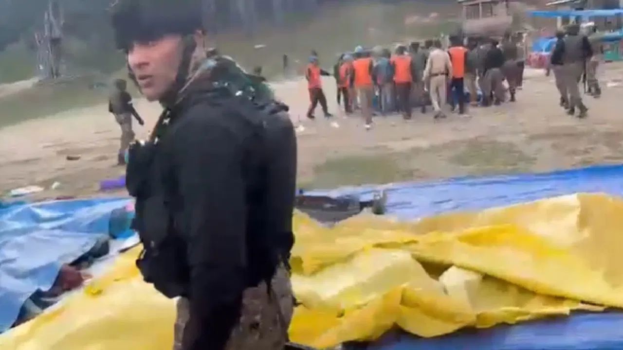 પહેલગામમાં થયેલા હુમલા બાદ જમ્મુ-કાશ્મીરમાં પાકિસ્તાન સામે ગુસ્સો જોવા મળી રહ્યો છે. જમ્મુ શહેરમાં વિરોધ પ્રદર્શનો થયા. વિરોધીઓએ આતંકવાદીઓને ખતમ કરવા માટે મોટા ઓપરેશનની માંગ કરી છે. રાષ્ટ્રીય બજરંગ દળે શહેરમાં વિરોધ કૂચ કાઢી. આ હુમલાની નિંદા કરતા, તેને હિન્દુઓની ટાર્ગેટ કિલિંગ ગણાવવામાં આવી.