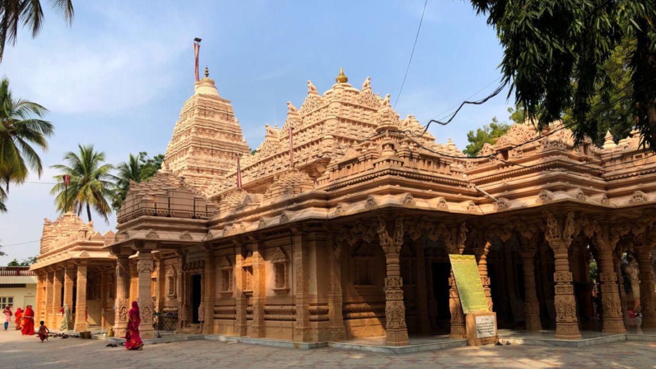 ભારતના પ્રસિદ્ધ જૈન મંદિરોમાં તેલંગાણાના નાલગોંડા જિલ્લામાં આવેલ કુલપાકજી મંદિર છે. કોનાલુપાકા જૈન મંદિર તરીકે પણ ઓળખાય છે, 2000 વર્ષ જૂનું મંદિર શ્વેતાંબર જૈનો માટે એક મહત્વપૂર્ણ તીર્થસ્થાન છે.