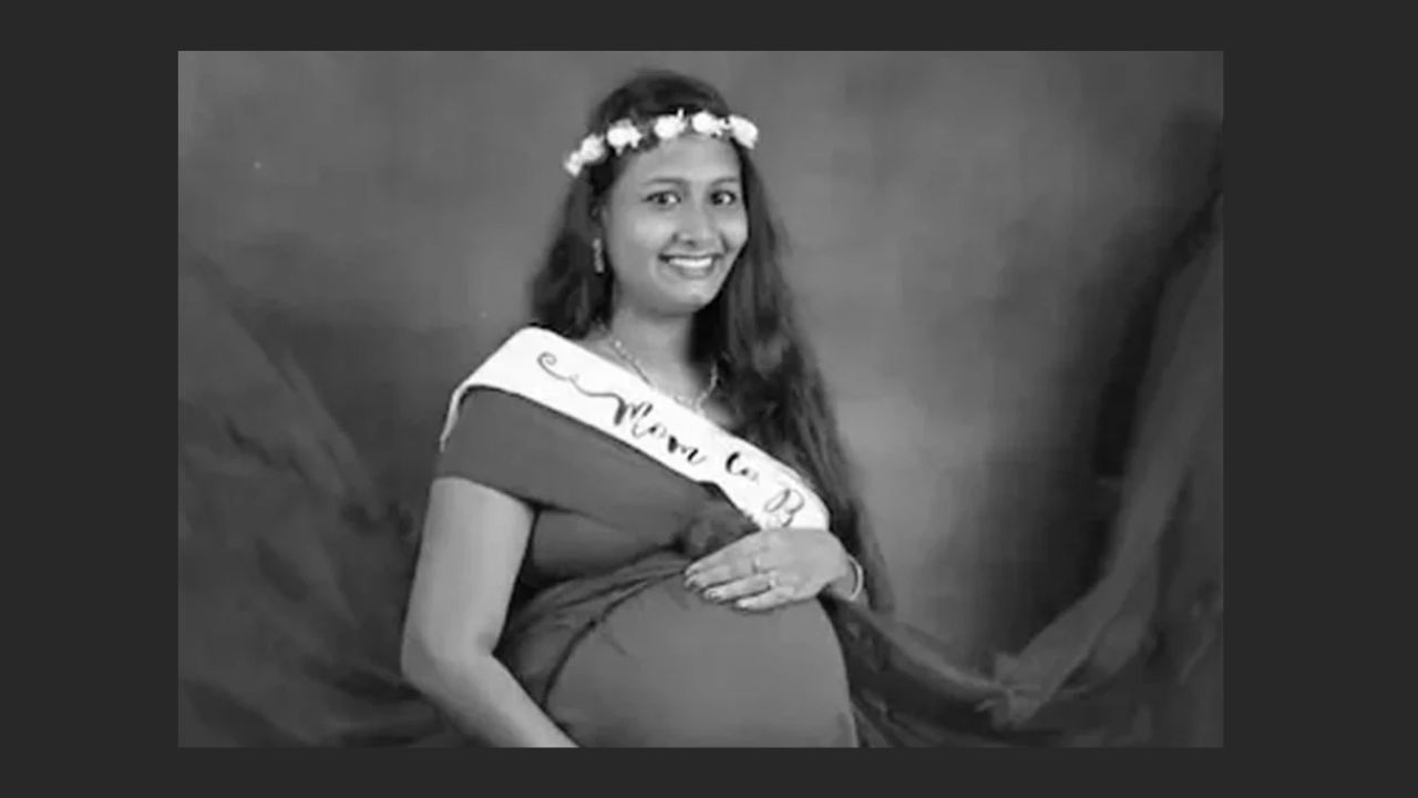 અધિકારીઓના જણાવ્યા અનુસાર, 27 વર્ષીય અનુષા અને તેના પતિ વચ્ચે પીએમ પાલમના ઉડા કોલોનીમાં તેમના ઘરે ગંભીર ઝઘડો થયો હતો. ગુસ્સામાં, જ્ઞાનેશ્વરે અનુષાનું ગળું દબાવીને હત્યા કરી હતી, જેના કારણે તે બેભાન થઈ ગઈ હતી. પોતાના કૃત્યની ગંભીરતા સમજીને,તને તાત્કાલિક હોસ્પિટલ લઈ ગયો, જ્યાં ડોક્ટરોએ તેણીને મૃત જાહેર કરી.