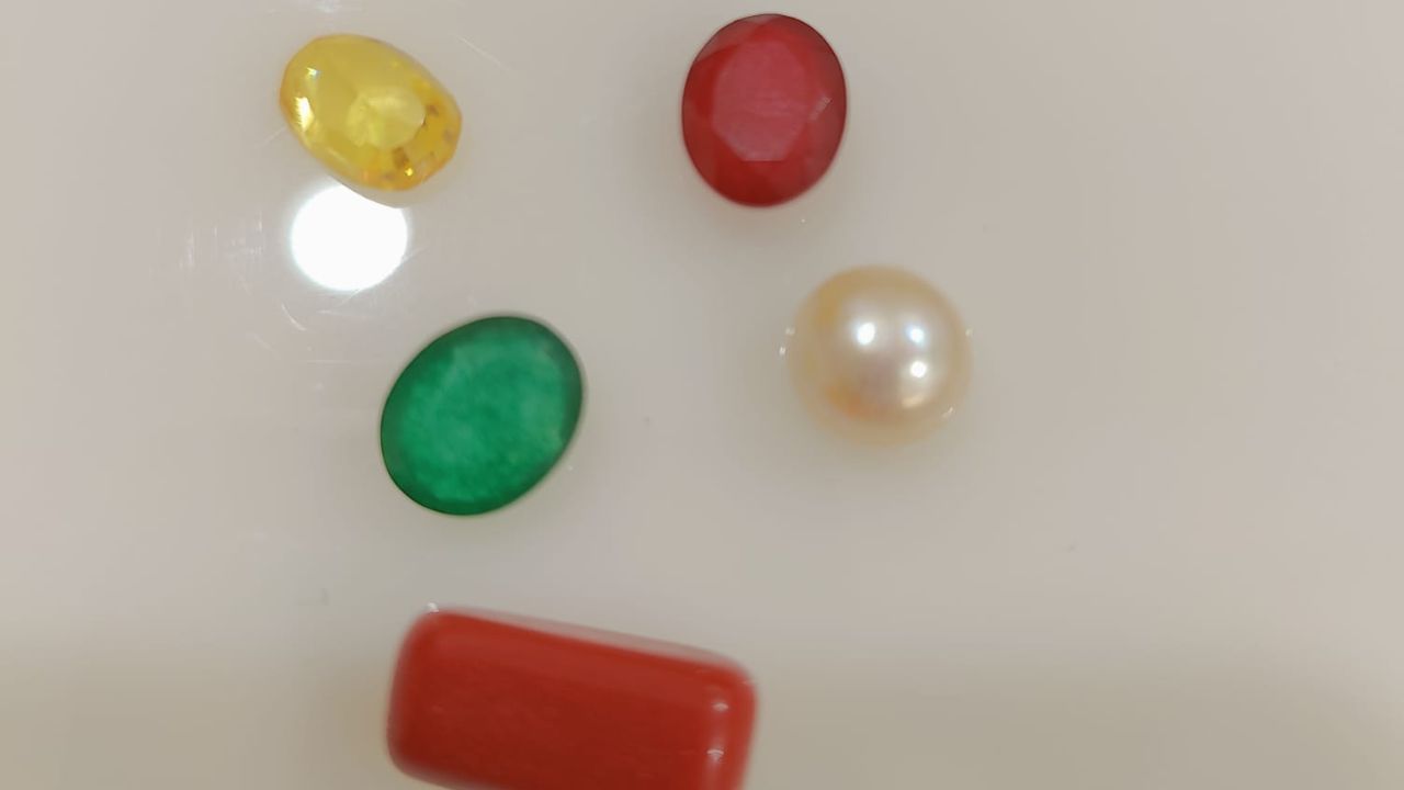 પાંચ રત્નો (પંચ રત્ન): સોનું, ચાંદી, હીરા, નીલમ અને નીલમ જેવા પાંચ રત્નોને નાના કપડામાં બાંધીને પાયામાં મૂકવા શુભ માનવામાં આવે છે. આ રત્નો વિવિધ ગ્રહોનું પ્રતિનિધિત્વ કરે છે અને ઘરમાં સકારાત્મક ઉર્જા, સારા નસીબ અને સમૃદ્ધિ લાવે છે.