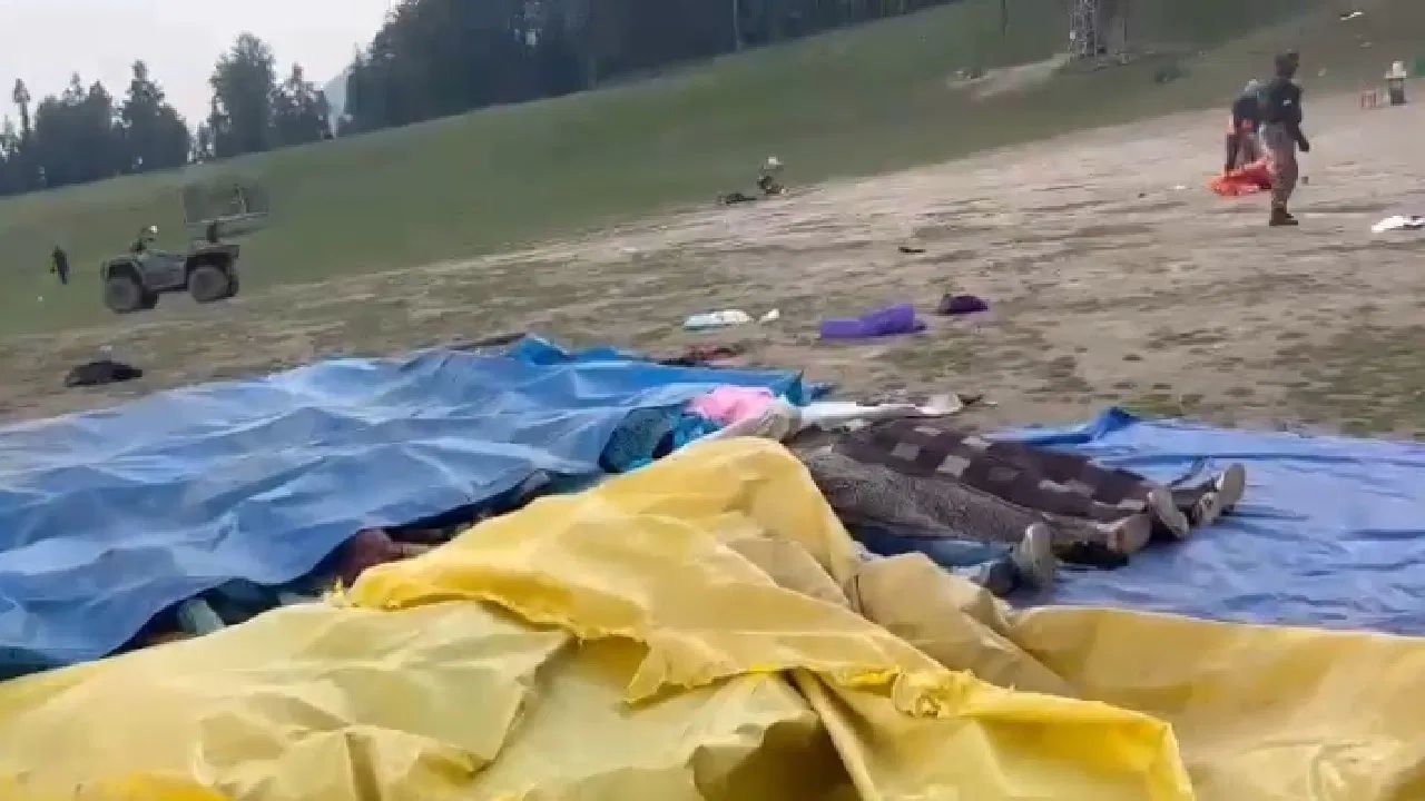 યુએસના ઉપપ્રમુખ જેડી વાન્સે કહ્યું, ઉષા અને હું ભારતના પહેલગામમાં થયેલા આતંકવાદી હુમલાના પીડિતો પ્રત્યે સંવેદના વ્યક્ત કરીએ છીએ. છેલ્લા કેટલાક દિવસોમાં આપણે આ દેશ અને તેના લોકોની સુંદરતાથી અભિભૂત થઈ ગયા છીએ. આ ભયાનક હુમલાનો શોક મનાવી રહ્યા છીએ ત્યારે અમારા વિચારો અને પ્રાર્થનાઓ તેમની સાથે છે.રાષ્ટ્રીય સ્વયંસેવક સંઘ (RSS) એ પહેલગામ આતંકવાદી હુમલા પર કહ્યું છે કે તે હુમલામાં માર્યા ગયેલા લોકોને શ્રદ્ધાંજલિ આપે છે. અમે ઘાયલોના ઝડપી સ્વસ્થ થવાની કામના કરીએ છીએ. આ હુમલો દેશની એકતા અને અખંડિતતા પર હુમલો કરવાની હિંમત છે.