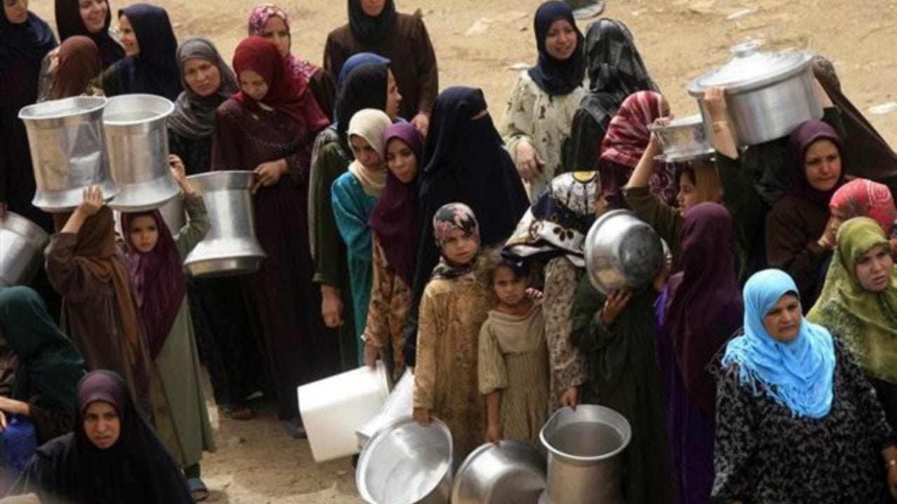 1960 માં, વિશ્વ બેંકની મધ્યસ્થી હેઠળ ભારત અને પાકિસ્તાન વચ્ચે સિંધુ જળ સંધિ પર હસ્તાક્ષર થયા હતા. તે વિશ્વની સૌથી ટકાઉ આંતરરાષ્ટ્રીય જળ-વહેંચણી વ્યવસ્થાઓમાંની એક હતી. આ કરાર સિંધુ બેસિનની છ નદીઓના ઉપયોગને નિયંત્રિત કરે છે, જેમાં રાવી નદીનો પૂર્વ ભાગ, બિયાસ, સતલજનો સમાવેશ થાય છે જે ભારતને આપવામાં આવ્યા હતા, જ્યારે પાકિસ્તાનને સિંધુ, ઝેલમ અને ચિનાબ મળ્યા હતા. કરાર હેઠળ, ભારતને પાણી વ્યવસ્થાના 20% (લગભગ 33 મિલિયન એકર-ફીટ અથવા 41 અબજ ઘન મીટર પ્રતિ વર્ષ) ના અધિકારો મળ્યા, જ્યારે પાકિસ્તાનને 80% હિસ્સો (લગભગ 135 મિલિયન એકર-ફીટ અથવા 99 અબજ ઘન મીટર) મળ્યો. કરાર હેઠળ, ભારતને પશ્ચિમી નદીઓનો મર્યાદિત ઉપયોગ બિન-વપરાશકર્તા હેતુઓ જેમ કે જળવિદ્યુત માટે કરવાની મંજૂરી આપવામાં આવી હતી, પરંતુ તે પાણીના પ્રવાહને અવરોધી કે વાળી શક્યો નહીં.