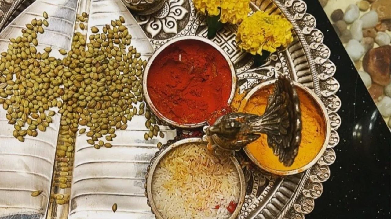 હળદર અને અક્ષત (આખા ચોખા): હળદરને શુભ અને પવિત્ર માનવામાં આવે છે, જ્યારે અક્ષત પૂર્ણતા અને સમૃદ્ધિનું પ્રતીક છે. આ બંનેને પાયામાં મૂકવાથી ઘરમાં સકારાત્મકતા અને સમૃદ્ધિ આવે છે.