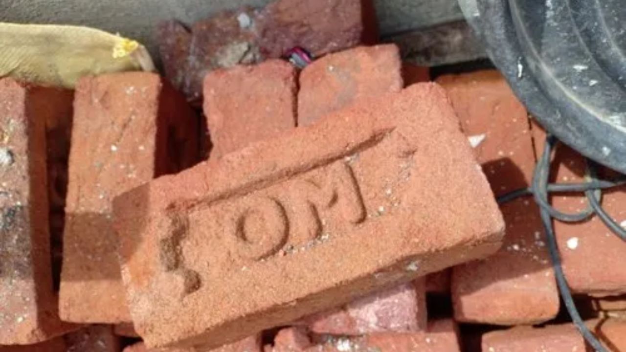 ઈંટ કે પથ્થર પર ‘ઓમ’ અથવા અન્ય કોઈ શુભ પ્રતીક: પાયાના પહેલા પથ્થર કે ઈંટ પર ‘ઓમ’ અથવા અન્ય કોઈ શુભ પ્રતીક (જેમ કે સ્વસ્તિક) બનાવીને તેને સ્થાપિત કરવું શુભ માનવામાં આવે છે. તે ભગવાનના આશીર્વાદ અને સકારાત્મક ઉર્જાનું પ્રતીક છે.