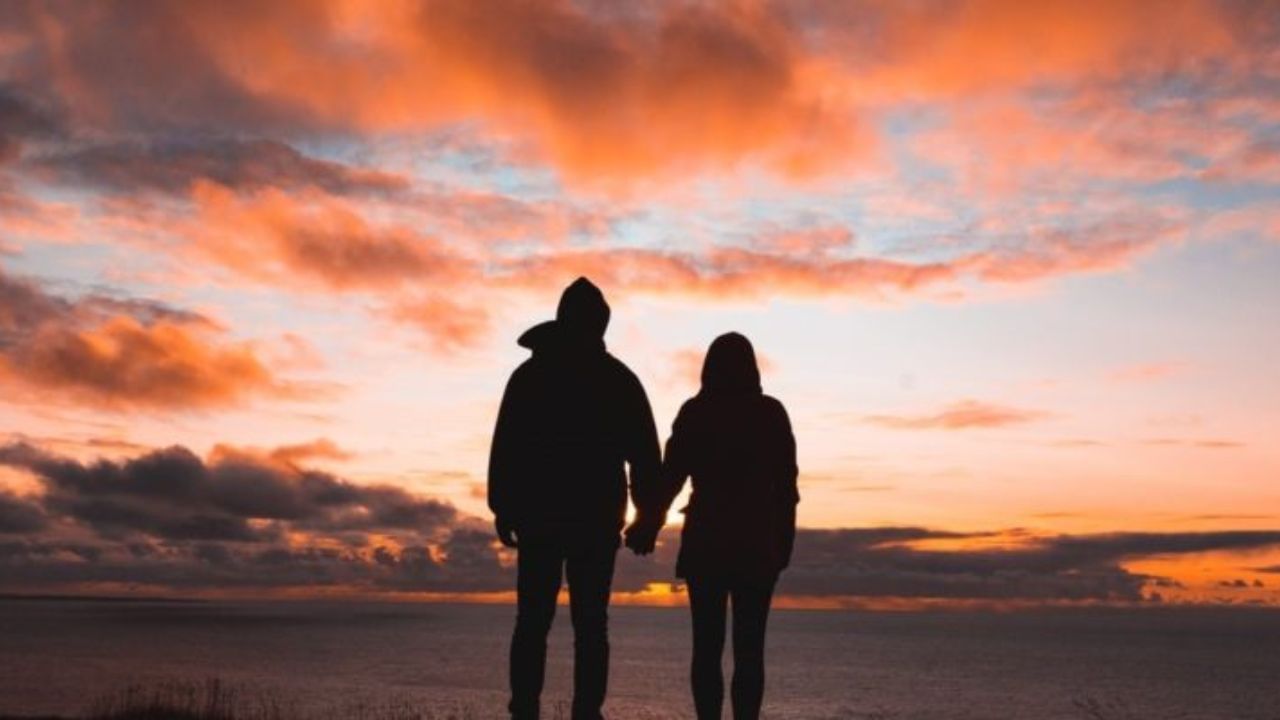 જીવનસાથીને હંમેશા સત્ય કહો- ચાણક્ય નીતિમાં ઉલ્લેખ છે કે જો તમે જીવનમાં સફળ થવા માંગતા હો, તો આ માટે તમારે હંમેશા તમારા જીવનસાથીના સાથે સત્ય બોલવુ જોઇએ, જેથી તમે ભય અને ખચકાટ વિના કોઈપણની સામે ઊભા રહી શકશો, જે લોકો આવું કરે છે, તેમના વૈવાહિક સંબંધો મધુર બને છે. 
