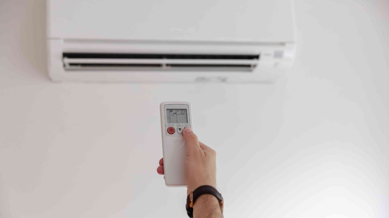 મોટાભાગની AC ઉત્પાદક કંપનીઓ 10 વર્ષની કોમ્પ્રેસર વોરંટી આપે છે, જેનો અર્થ એ છે કે કંપનીને પણ લાગે છે કે તેમનું ઉત્પાદન સરળતાથી 10 વર્ષ સુધી ચાલી શકે છે. પરંતુ ACની લાંબી લાઇફ ત્યારે જ મળે છે જ્યારે નિયમિત ACની જાળવણી કરવામાં આવે અને સમયસર સર્વિસિંગ કરવામાં આવે.