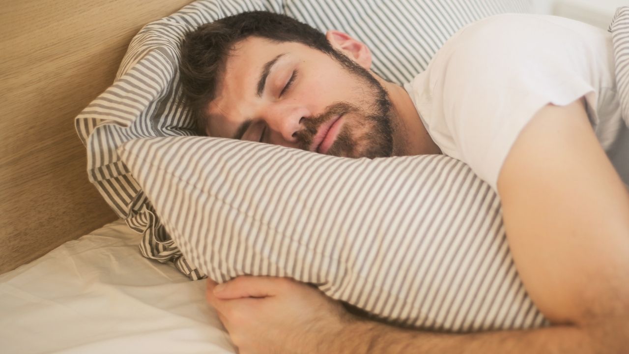 આ તાપમાન શરીરના કુદરતી તાપમાન ચક્ર સાથે સુસંગત છે, જે સૂતી વખતે થોડું ઘટે છે, જેનાથી સારી ઊંઘ આવે છે.