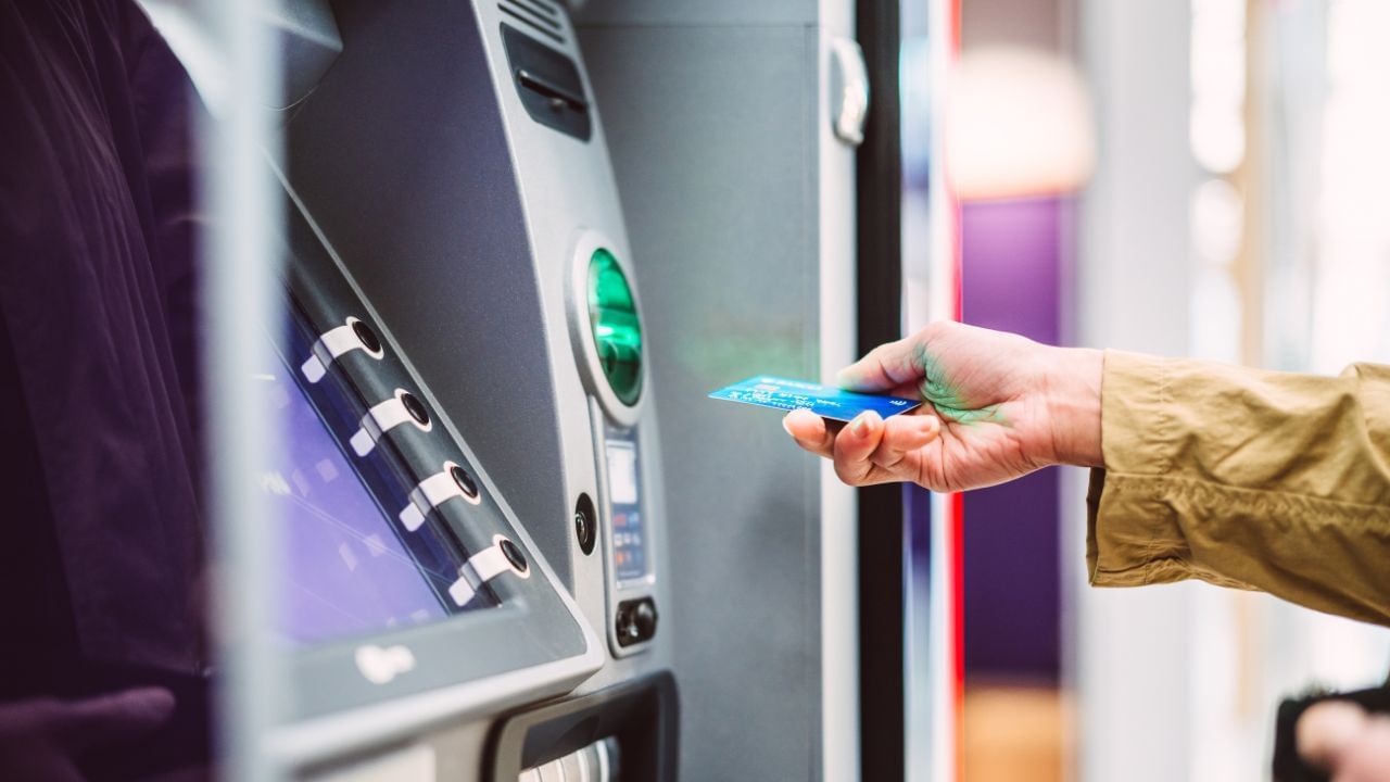 રિઝર્વ બેંક દ્વારા ઘોષિત નવા નિયમો 1 મે, 2025થી અમલમાં આવશે. જો તમે એટીએમનો ઉપયોગ રોકડ ઉપાડવા, જમા કરવા અથવા બેલેન્સ તપાસવા માટે કરો છો,  તો આ બદલાવની જાણકારી રાખવી મહત્વપૂર્ણ છે. કારણ કે મફત ટ્રાન્ઝેક્શન મર્યાદા બાદ હવે દરેક વધારાના વ્યવહારમાં વધારાનો ચાર્જ ચૂકવવો પડી શકે છે. ( Credits: Getty Images )