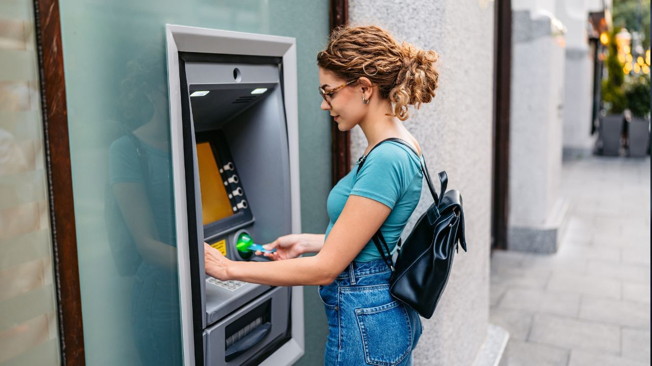 નેશનલ પેમેન્ટ્સ કોર્પોરેશન ઓફ ઈન્ડિયા (NPCI) એ ATM નેટવર્ક ઓપરેટર્સ અને વ્હાઇટ લેબલ ATM સેવા પ્રદાતાઓ માટે ઇન્ટરચેન્જ ફી વધારવાનો પ્રસ્તાવ રજૂ કર્યો હતો,  જે RBIએ દ્વારા મંજૂરી આપવામાં આવી છે, આ ફેરફાર 1 મે, 2025થી અમલમાં આવશે. અહીં જણાવીએ કે ફ્રી લિમિટ પછી કેટલો વધારાનો ચાર્જ ચૂકવવો પડશે. ( Credits: Getty Images )