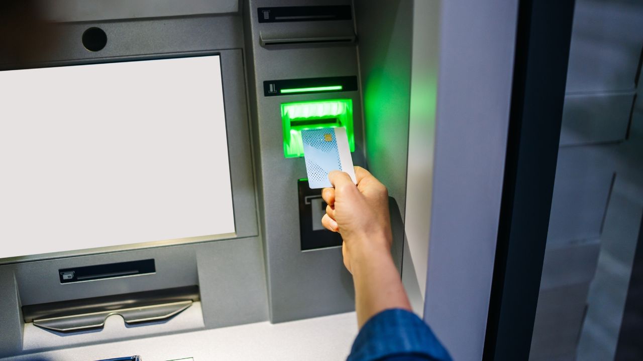 RBIના નવીનતમ સૂચના અનુસાર, હવે ATMમાંથી રોકડ ઉપાડવા પર 23 રૂપિયાનું ચાર્જ લાગશે. જોકે, આ ચાર્જ મહિનાની પ્રથમ કે બીજા વ્યવહાર પર લાગુ થશે નહીં, પરંતુ ચોથા કે તેથી વધુ ટ્રાન્ઝેક્શન પર લાગુ થશે. હાલમાં, આ ચાર્જ 21 રૂપિયા હતો. ( Credits: Getty Images )