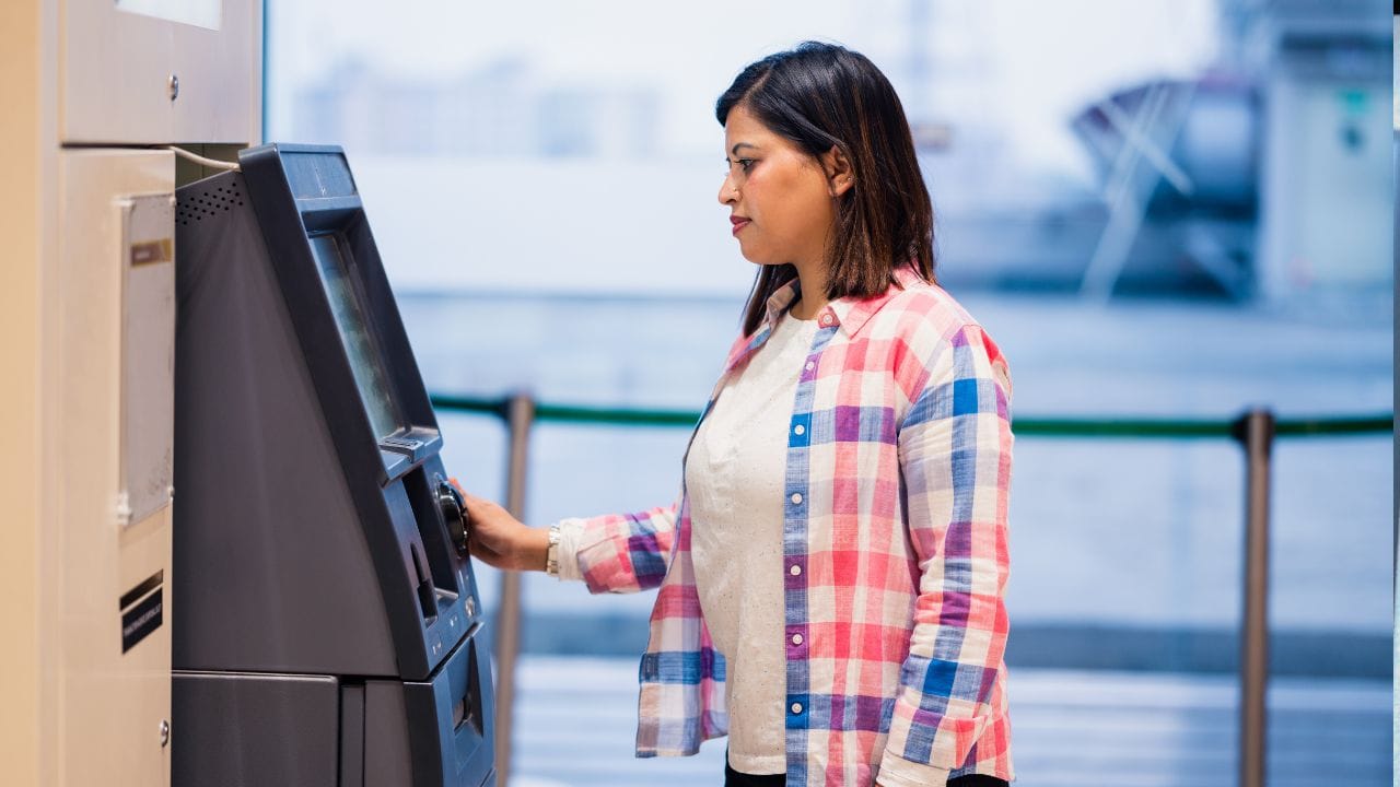 RBIના નવા નિયમો અનુસાર, મેટ્રો અને નોન-મેટ્રો શહેરોમાં ATM વ્યવહારો માટે મફત મર્યાદામાં ફેરફાર કરવામાં આવ્યો છે. જો તમારું ખાતું SBIમાં છે અને તમે SBIના ATMમાંથી રોકડ ઉપાડો છો, તો દર મહિને 5 મફત ટ્રાન્ઝેક્શન કરી શકો છો. પરંતુ જો તમે બીજી બેંકના ATMથી રોકડ ઉપાડો છો,  જેમ કે SBI ખાતા ધરાવતા ગ્રાહક તરીકે BOBના ATMમાંથી, તો તમારે 3 મફત ટ્રાન્ઝેક્શન પછી ચૂકવણી કરવી પડી શકે છે. મેટ્રો શહેરોમાં, અન્ય બેંકના ATM માટે 3 મફત ટ્રાન્ઝેક્શન છે, જ્યારે નોન-મેટ્રો શહેરોમાં 5 મફત ટ્રાન્ઝેક્શન માન્ય છે. ( Credits: Getty Images )