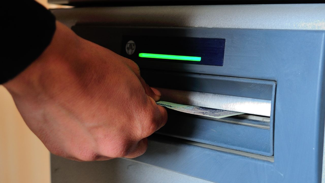 ATM માંથી બેંક બેલેન્સ ચેક કરવા માટે વધારાના ચાર્જ વસૂલવામાં આવી શકે છે, કારણ કે તે પણ એક પારંપરિક ટ્રાન્ઝેક્શન તરીકે ગણાય છે. ઉદાહરણ તરીકે, માનીલો કે તમે મહિના દરમિયાન 5મી, 15મી અને 25મી તારીખે ATMમાંથી પૈસા ઉપાડ્યા.  પરંતુ જો 27મી તારીખે તમે ફક્ત ATM પર જાઓ અને બેલેન્સ ચેક કરો, તો આ પણ એક અલગ વ્યવહાર તરીકે ગણાશે અને તમારે વધારાનો ચાર્જ ચૂકવવો પડી શકે છે. ( Credits: Getty Images )