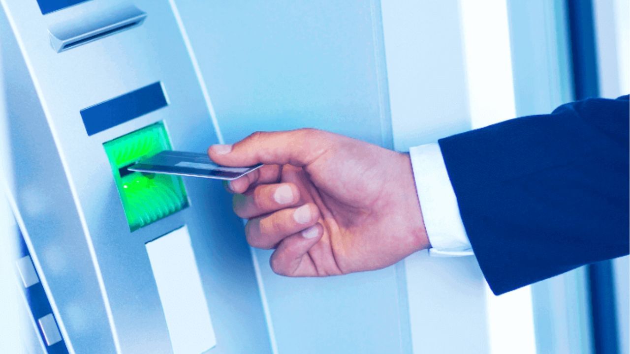 ATM માંથી પૈસા ઉપાડવા મોંઘા થશે: 1 મે, 2025 થી, ATM માંથી પૈસા ઉપાડવા પર મફત વ્યવહારોની મર્યાદા સમાપ્ત થશે. હવે જ્યારે પણ તમે ATM માંથી પૈસા ઉપાડો છો ત્યારે તમારે 19 રૂપિયા ચૂકવવા પડશે. પહેલા આ ફી 17 રૂપિયા હતી. આ ઉપરાંત, જો તમે બેલેન્સ ચેક કરો છો, તો તમારે આ માટે પણ 7 રૂપિયા ફી ચૂકવવી પડશે, જોકે પહેલા આ ફી 6 રૂપિયા હતી.