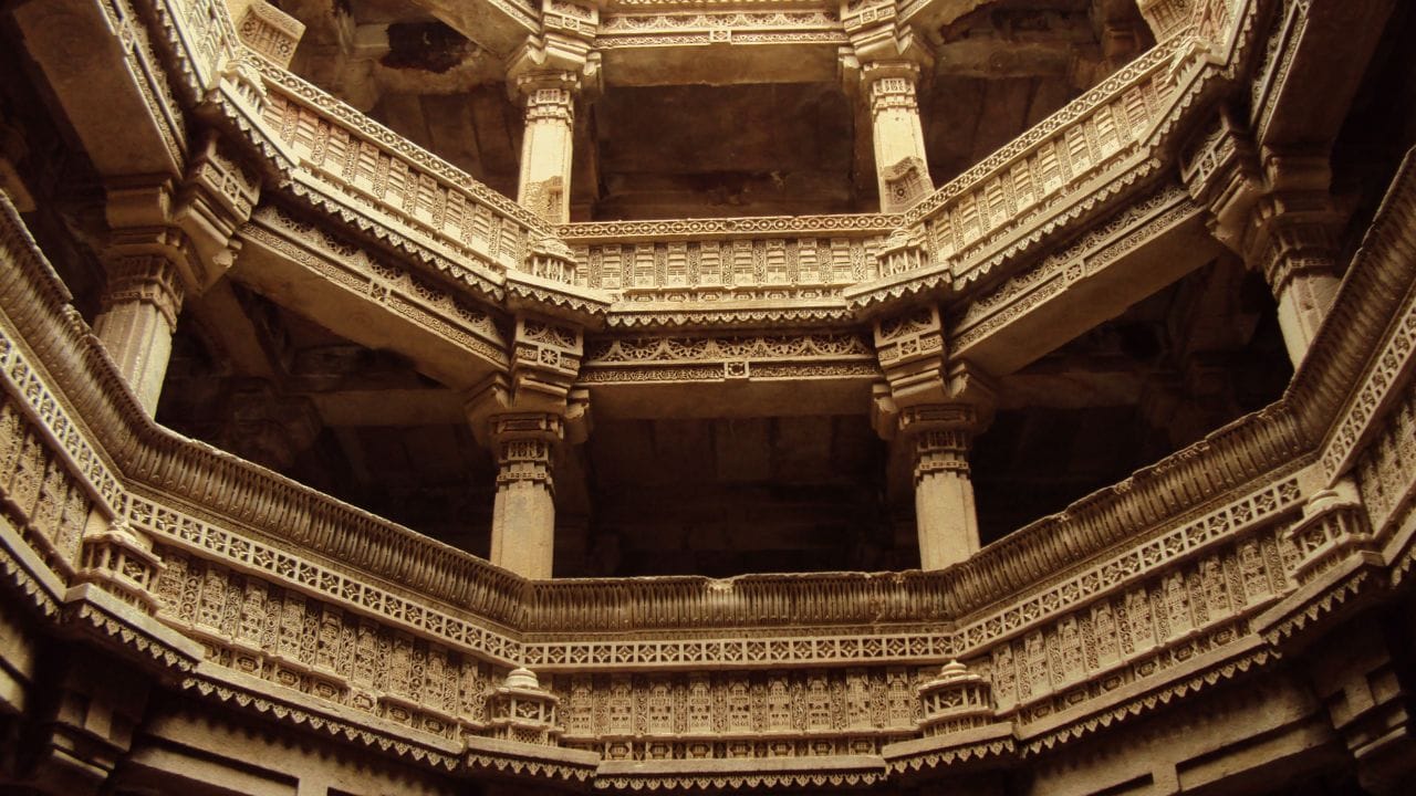 અડાલજ ની વાવનું નિર્માણ 15મી સદીના અંતમાં થયું હતું. આ વાવનો ઇતિહાસ રાજકીય સંઘર્ષ, પ્રેમ, સમર્પણ અને કલા સાથે જોડાયેલો છે. (Credits: - Wikipedia)