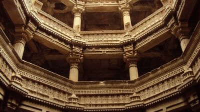 અડાલજ ની વાવનું નિર્માણ 15મી સદીના અંતમાં થયું હતું. આ વાવનો ઇતિહાસ રાજકીય સંઘર્ષ, પ્રેમ, સમર્પણ અને કલા સાથે જોડાયેલો છે. (Credits: - Wikipedia)