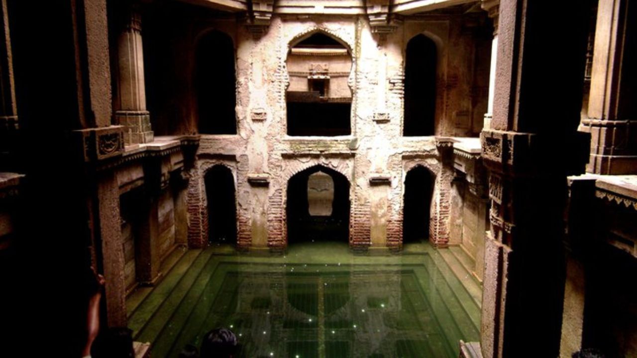 મહમદ બેગડાએ આ શરત સ્વીકારી અને વાવનું બાંધકામ ઈ.સ. 1499માં પૂરું કરાવ્યું. કામ પૂર્ણ થયા પછી રાણી રૂડીબાઈ વાવને જોવા ગઈ. પોતાની પ્રતિજ્ઞા પૂર્ણ થયા બાદ અને જીવનનું ધ્યેય પૂર્ણ થયું એવું માનીને, તેમણે વાવમાં પ્રાણ ત્યાગ કર્યો.રાણીની સ્મૃતિમાં, આ વાવ 'રૂડીબાઈ ની વાવ' તરીકે પણ ઓળખાય છે. (Credits: - Wikipedia)