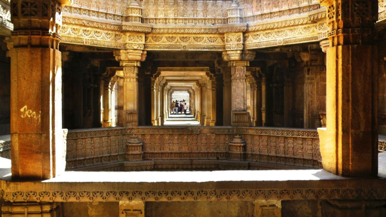 અડાલજ ગામની સીમામાં વસેલા રાણા વીરસંગ વાઘેલાએ પોતાની પત્ની રાણી રૂડીબાઈની ઇચ્છા અનુસાર એક સુંદર વાવ બાંધવાનું આરંભ્યું હતું. વાવનું બાંધકામ ચાલી રહ્યું હતું ત્યારે યુદ્ધમાં રાણા વીરસંગ શહીદ થયા, જેના પરિણામે નિર્માણ કાર્ય અધૂરું રહી ગયું. (Credits: - Wikipedia)