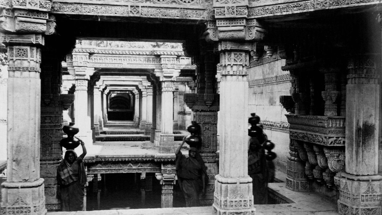 અડાલજની વાવ ચુનાના પથ્થરથી બનેલી છે અને તેમાં હિંદુ તથા મુસ્લિમ સ્થાપત્યકળાનો અદ્વિતીય સમન્વય જોવા મળે છે. આ વાવ પાંચ માળ ઊંડી છે અને તેમાં ત્રણ મુખ્ય પ્રવેશદ્વાર ધરાવાતા, તે શાસ્ત્રીય પરિભાષામાં "જયા પ્રકારની વાવ" તરીકે ઓળખાય છે. વાવ ઉત્તર-દક્ષિણ દિશામાં ગોઠવાયેલી છે અને તેની કુલ લંબાઈ આશરે 251 ફૂટ છે, જ્યારે ઉત્તર દિશામાં આવેલા મુખ્ય કૂવાની ઊંડાઈ લગભગ 50 ફૂટ છે. (Credits: - Wikipedia)