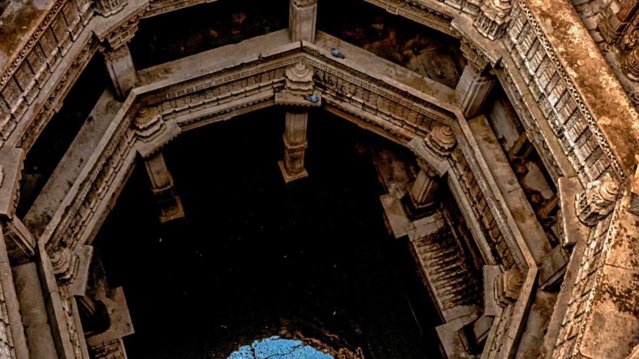 અડાલજ ની વાવ આજે ગુજરાતના સૌથી પ્રસિદ્ધ ઐતિહાસિક પ્રવાસસ્થળોમાંની એક છે. આ વાવ યુનેસ્કોએ વિશ્વ ધરોહર તરીકે નોંધાયેલી નથી પણ તેનું ઐતિહાસિક અને કલા મૂલ્ય અત્યંત ઊંડું છે. (Credits: - Wikipedia)