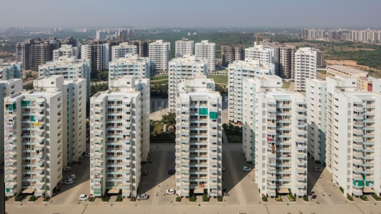 એસજી હાઇવે પર સ્થિત ગોદરેજ ગાર્ડન સિટી, અમદાવાદની સૌથી મોંઘી સોસાયટીઓની યાદીમાં સામેલ છે. સોસાયટીની બહુમાળી ઇમારતોમાં રહેતા લોકોને ક્લબ હાઉસ, બાળકો માટે રમત વિસ્તાર, પાર્ક વગેરે જેવી સુવિધાઓ મળે છે. ઉપરાંત, આ વિસ્તાર અન્ય વિસ્તારો સાથે સારી કનેક્ટિવિટી ધરાવે છે.