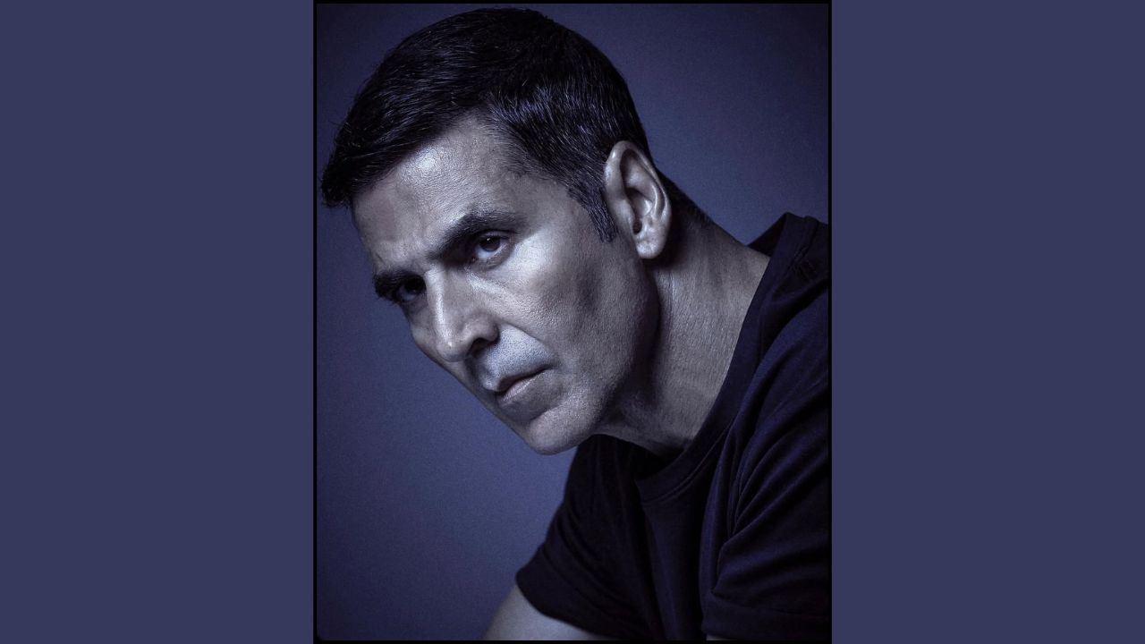 સૂર્યવંશી:- રોહિત શેટ્ટી દ્વારા દિગ્દર્શિત આ ફિલ્મ 5 નવેમ્બર 2021ના ​​રોજ દિવાળી પર રિલીઝ થઈ હતી. સૂર્યવંશીએ ભારતમાં 195.55 કરોડ રૂપિયા અને વિશ્વભરમાં 293 કરોડ રૂપિયાની કમાણી કરી હતી. જણાવી દઈએ કે, સૂર્યવંશી રિલીઝ થઈ તે દરમિયાન કોવિડનો ફેઝ ચાલી રહ્યો હતો. એવામાં આ ફિલ્મે દર્શકોના ચહેરા પર એક અલગ જ ખુશી આપી હતી. 