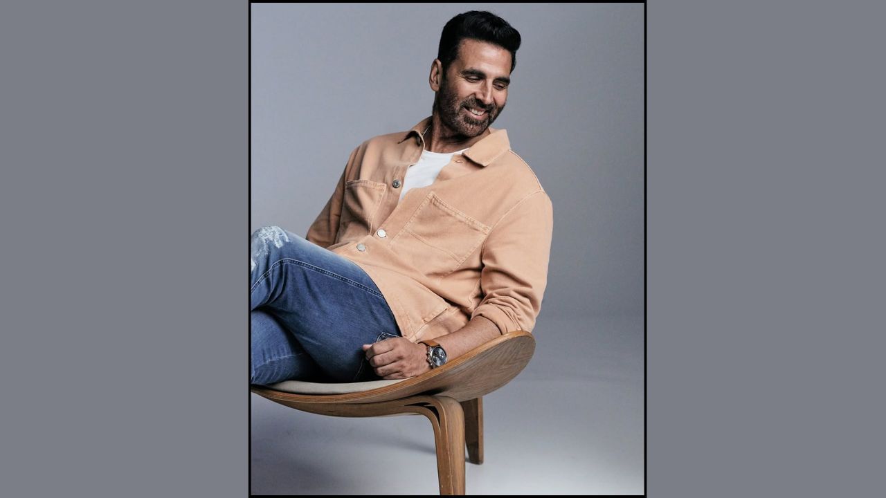 હાઉસફુલ 4:- અક્ષય કુમારે પોતાના કરિયરમાં ઘણી કોમેડી ફિલ્મો આપી છે. જેમાં હાઉસફુલ ફ્રેન્ચાઇઝીનો પણ સમાવેશ થાય છે. આ ફ્રેન્ચાઇઝીની બધી ફિલ્મો ચાહકો દ્વારા ખૂબ પસંદ કરવામાં આવી હતી. એવામાં 'હાઉસફુલ 4'ને પણ દર્શકોનો ઘણો પ્રેમ મળ્યો છે. 2019માં રિલીઝ થયેલી આ ફિલ્મે બોક્સ ઓફિસ પર 296 કરોડ રૂપિયાની કમાણી કરી હતી.