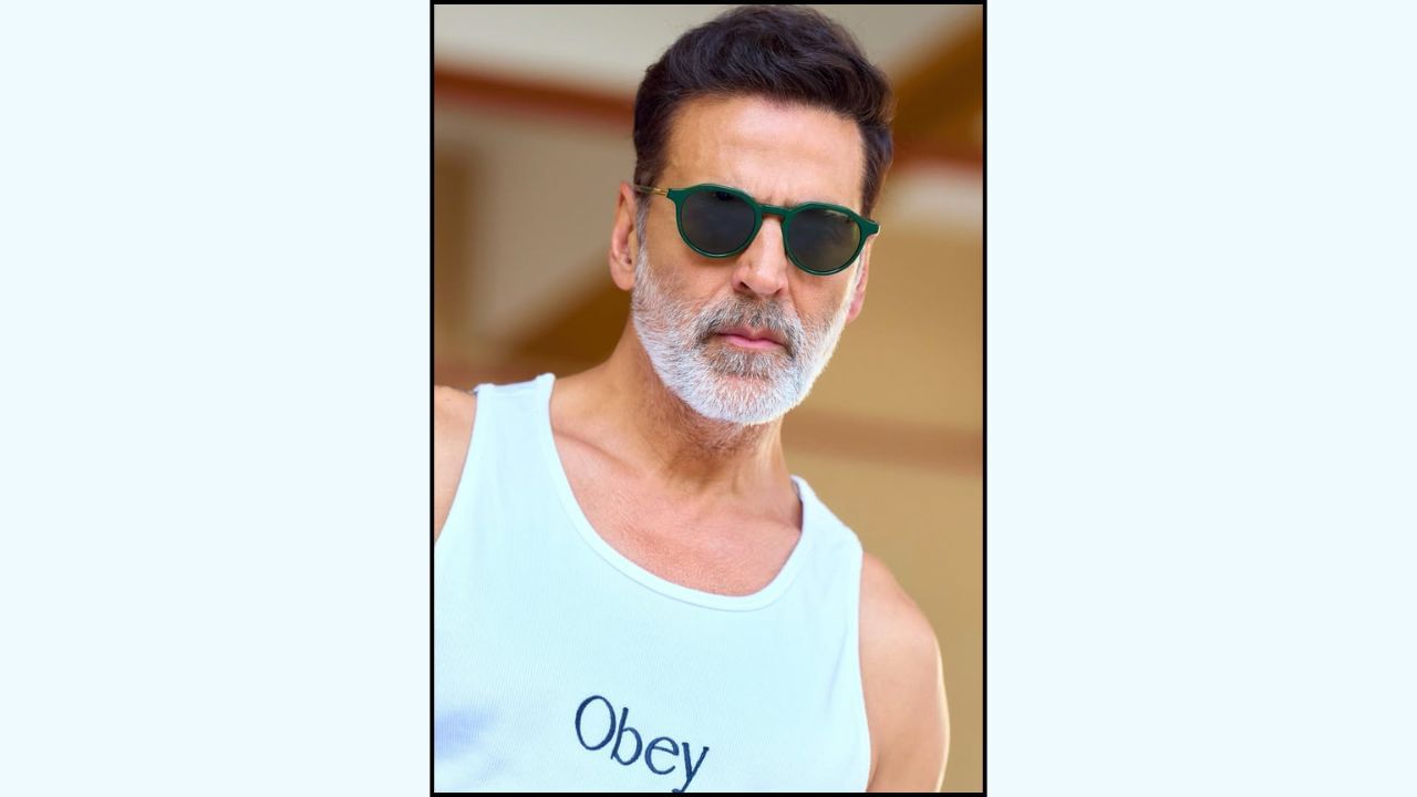 ગુડ ન્યૂઝ:- 'ગુડ ન્યૂઝ'માં અક્ષય કુમારની સાથે કરીના કપૂર ખાન, દિલજીત દોસાંઝ અને કિયારા અડવાણી જેવી અદભૂત સ્ટાર કાસ્ટ હતી. આ ફિલ્મે બોક્સ ઓફિસ પર ખૂબ કમાણી કરી હતી. ગુડ ન્યૂઝ ફિલ્મે કુલ 316 કરોડ રૂપિયાની કમાણી કરી હતી. IMDb પર મૂવીનું રેટિંગ પણ 6.8 છે. અક્ષયની આ ટોચની 5 ફિલ્મોમાં ગુડ ન્યૂઝને સૌથી વધુ IMDB રેટિંગ મળ્યું છે.