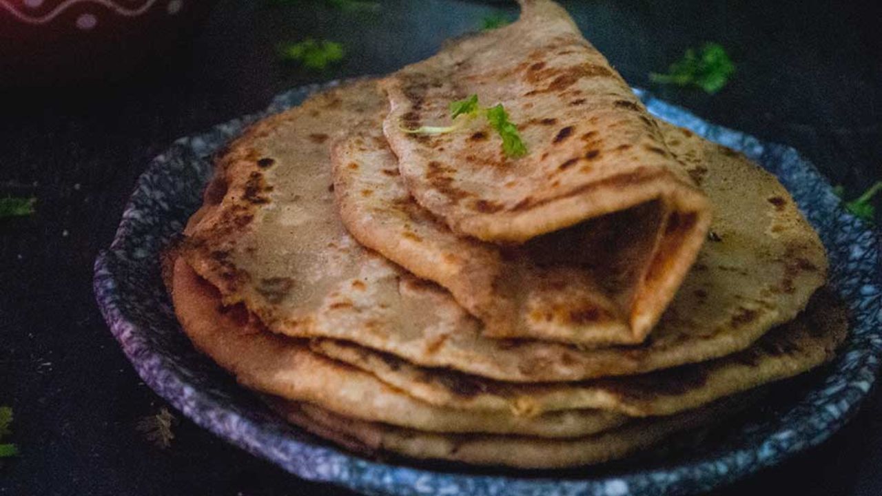 મોટાભાગના લોકોને પરાઠા ખાવાનું પસંદ કરતા હોય છે. ત્યારે નાના બાળકોથી લઈ બધા જ લોકોને આલુ પરાઠા ખાવાનું પસંદ હોય છે. તો આજે પંજાબી સ્ટાઈલમાં કેવી રીતે સરળતાથી પરાઠા બનાવી શકાય તે જાણીશું. 
