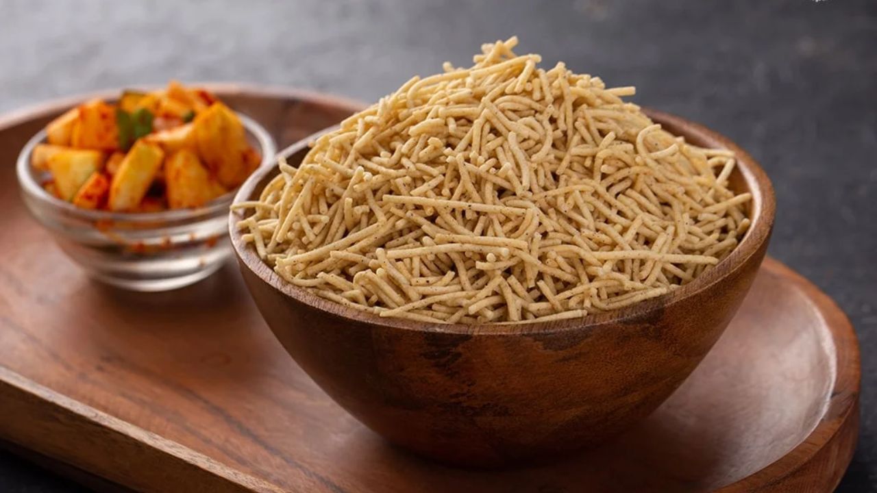 ત્યારબાદ ચણાના લોટમાં મેશ કરેલા બાફેલા બટાકાનો માવો ઉમેરો. ત્યારબાદ તેમાં સ્વાદ અનુસાર મીઠું, હળદર, ગરમ મસાલો, લાલ મરચાનો પાઉડર, હીંગ, ચાટ મસાલો ઉમેરી બરાબર મિક્સ કરો.
