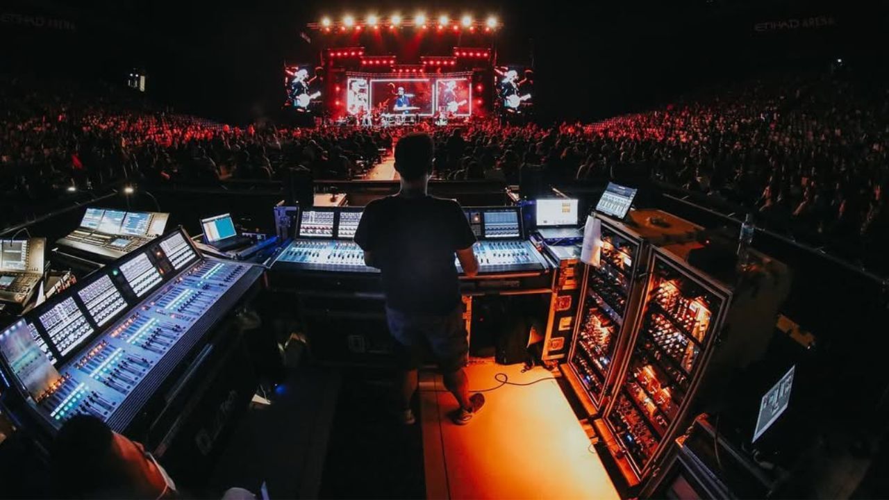 ત્રણ વર્ષની ઉંમરે તેમણે સંગીતની તાલીમ લેવાનું શરૂ કર્યું, અને નવ વર્ષની ઉંમરે, તેમને ભારતીય શાસ્ત્રીય સંગીતમાં ગાયનની તાલીમ માટે સરકાર તરફથી શિષ્યવૃત્તિ મળી. 