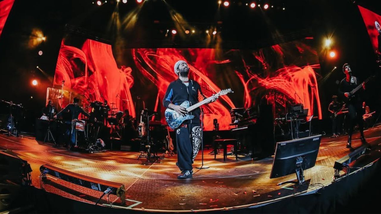 અરિજીત સિંહ મુંબઈના અંધેરીમાં રહે છે. સિંગર હોવા ઉપરાંત અરિજીત સિંહ બેડમિન્ટન ખેલાડી, લેખક, ફિલ્મનો શોખીન છે.