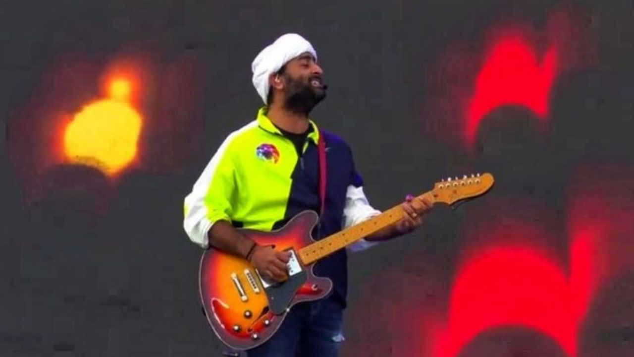 2005ના રિયાલિટી શો 'ફેમ ગુરુકુલ' હતો જેણે અરિજિત સિંહને ફેમસ થવાની પહેલી તક આપી. તે ફાઇનલમાં પહોંચ્યો પણ તેને રનર અપ જાહેર કરવામાં આવ્યો. આ પછી  અરિજિત સિંહે બીજા શોમાં ભાગ લીધો અને તે જીતી ગયો.