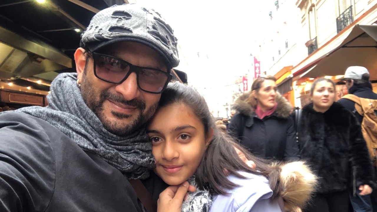 અરશદ વારસીનો જન્મ મુંબઈના એક મુસ્લિમ પરિવારમાં થયો હતો. તેમના પિતા અહેમદ અલી ખાન (આશિક હુસૈન) બોલિવુડ ફિલ્મોમાં સંગીતકાર તરીકે કામ કરતા હતા અને સૂફી સંત વારિસ અલી શાહના ફોલોઅર બન્યા પછી તેમણે વારસી નામ અપનાવ્યું.