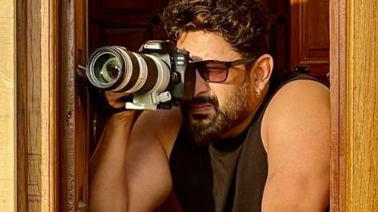 અરશદના પિતાના પહેલા લગ્ન અભિનેત્રી રંજના સચદેવ સાથે થયા હતા, જેમનાથી તેમને બે બાળકો છે ગાયક અનવર હુસૈન અને અભિનેત્રી આશા સચદેવ. અરશદ 14 વર્ષની ઉંમરે અનાથ બની ગયો અને મુંબઈમાં ગુજરાન ચલાવવા માટે ઘણો સંઘર્ષ કર્યો હતો. દસમા ધોરણ પછી તેને પોતાનો અભ્યાસ પણ છોડ્યો હતો.